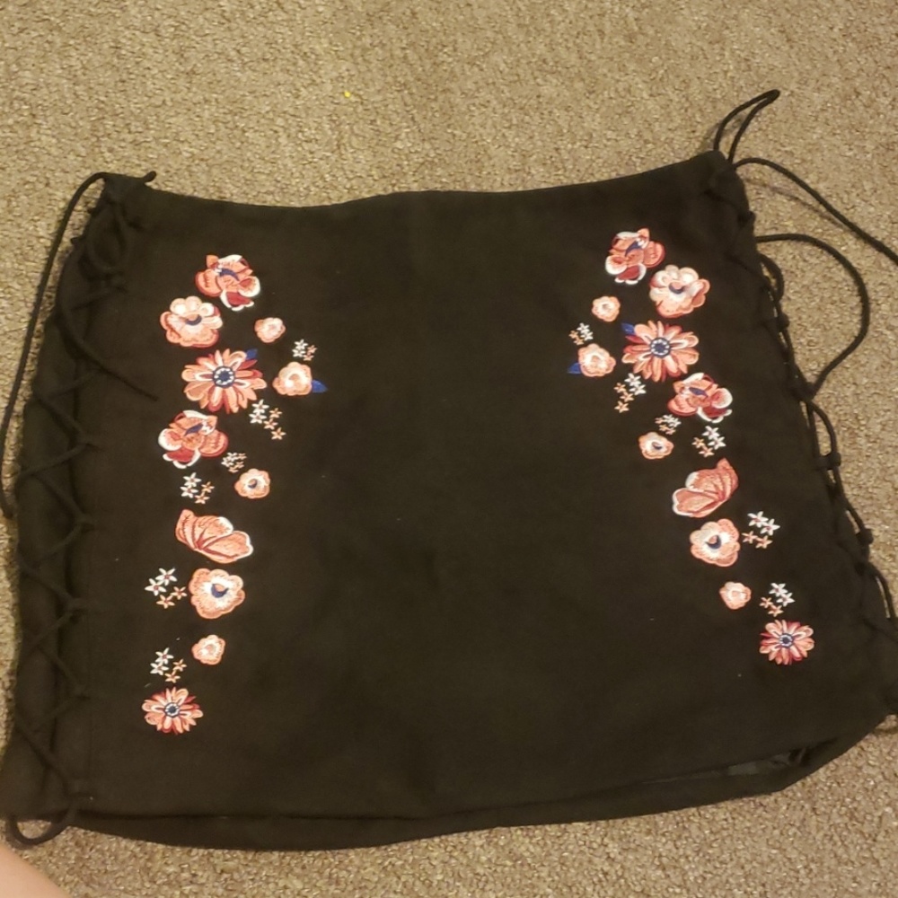 Black skirt with floral embroidery
